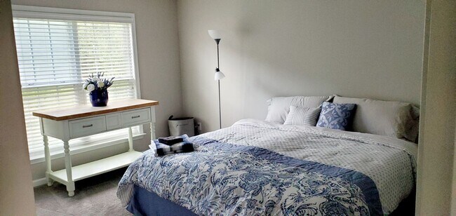 King sized Private Room Shared Ba $650 - 3147 Daleview Way SW