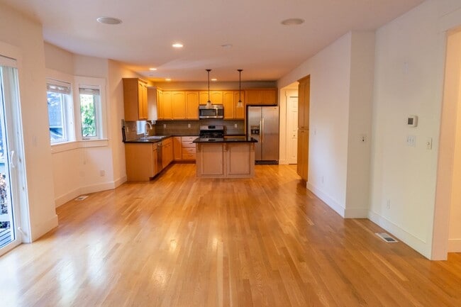 Building Photo - 4bd/2.5ba Seattle Home