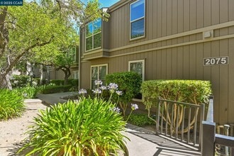 Building Photo - 2075 Ascot Dr