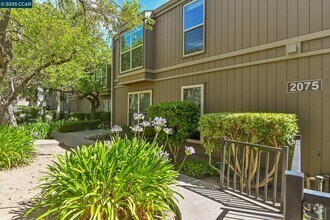 Building Photo - 2075 Ascot Dr