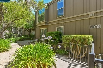 Building Photo - 2075 Ascot Dr