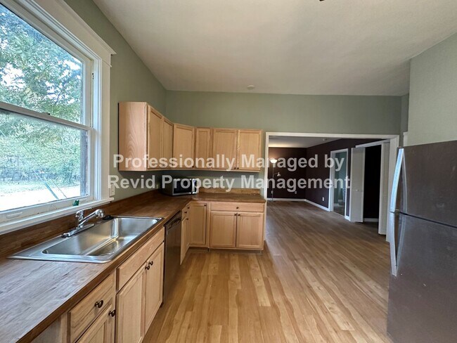Foto del edificio - Updated 3 bedroom 3 bathroom home in Coope...
