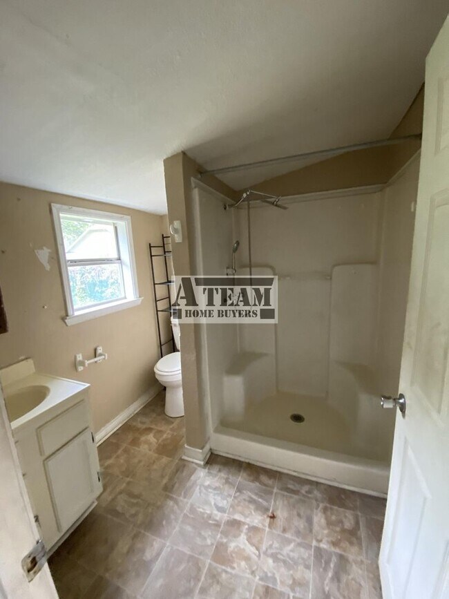 Building Photo - House For Rent