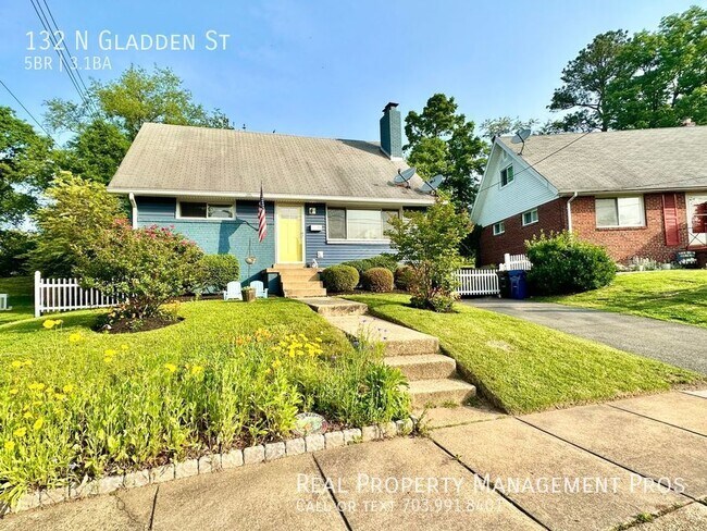 Building Photo - 5 Bedroom Charming Cape Cod - Separate liv...