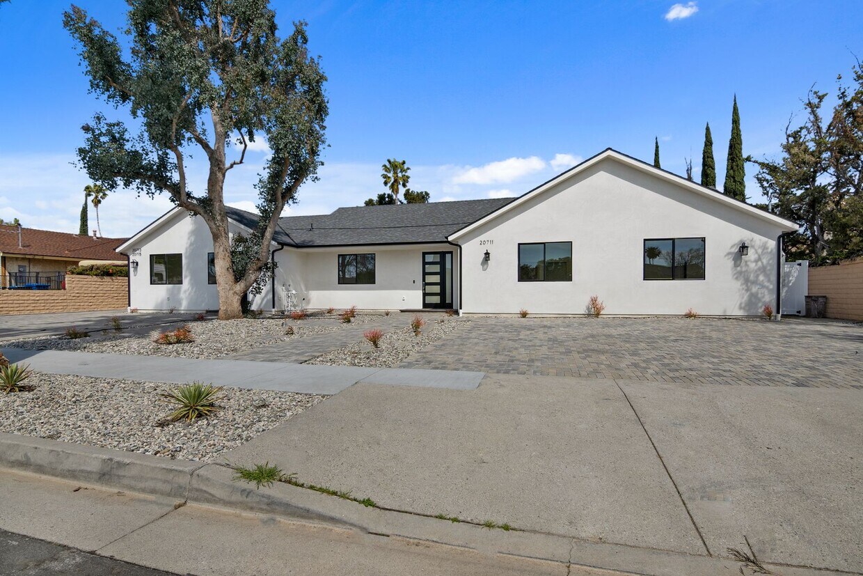 Foto principal - Modern 5-Bedroom 5 bath Home for Lease in ...