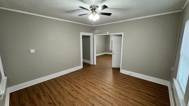 Building Photo - 919 N Willett St