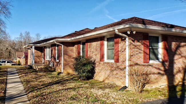 Foto del edificio - Beautifully Remodeled Ranch Style Brick Home