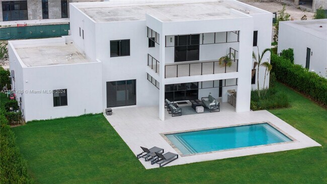 Foto del edificio - 16693 Botaniko Dr S