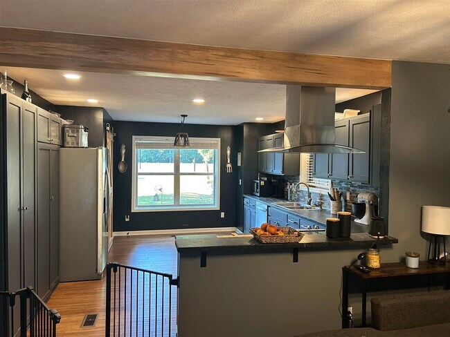 Building Photo - 143 Wood View Dr