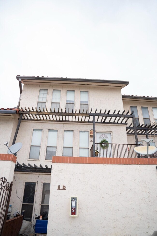 Foto del edificio - 101 W Del Mar Blvd