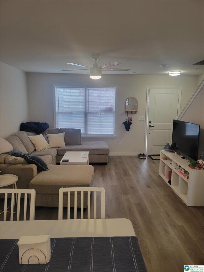 Foto del edificio - 328 E Frankford St