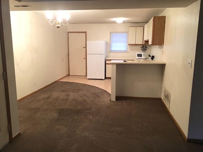 Building Photo - 2 Bedroom Top Floor Apartment - Close to I-70