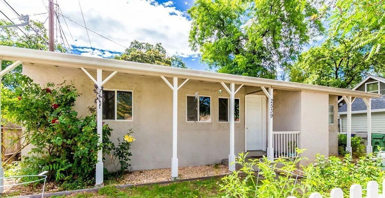 Foto principal - 1 BED/1 BATH IN REDDING