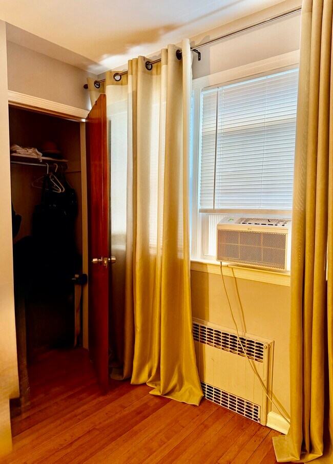 Segundo armario del dormitorio principal - 66 Lincoln Ave E