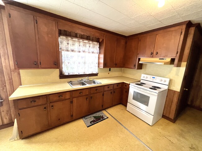 Kitchen - 1045 Beulah Ln