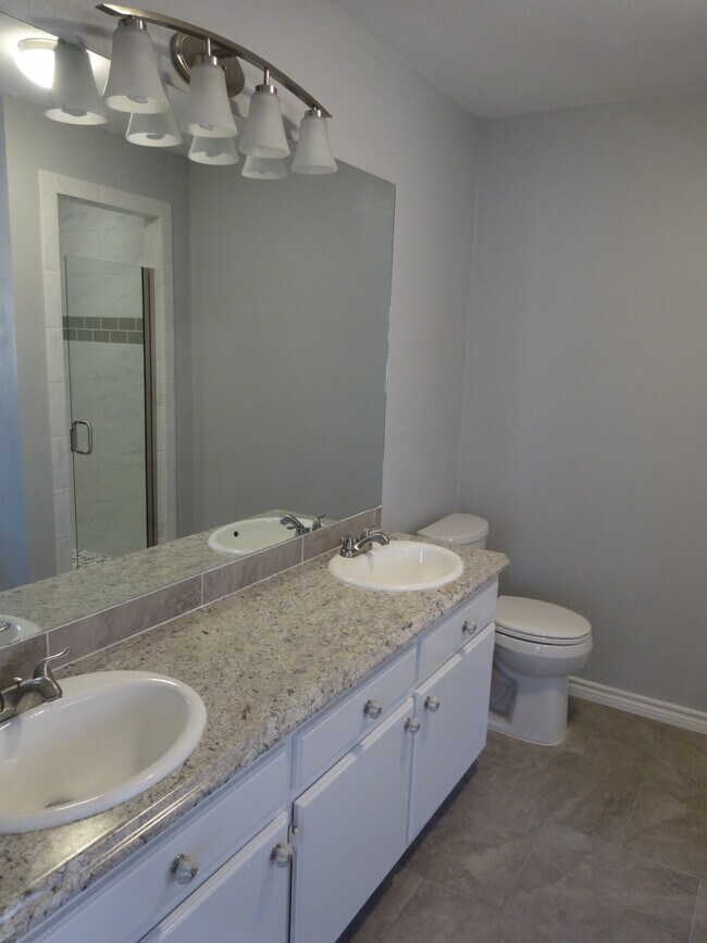 Baño principal - 4406 Parkhurst Dr