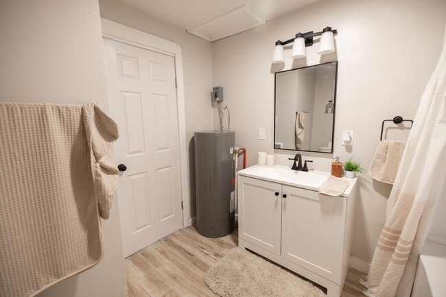 Building Photo - Updated 1-bedroom house available $675