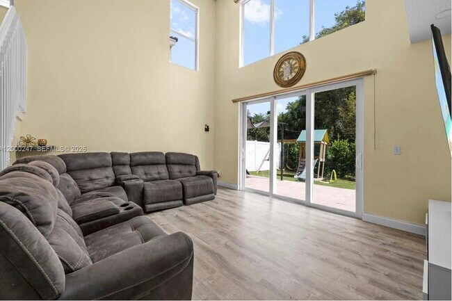 Foto del edificio - Southwest 51st Street, Davie, FL 33331 - 4 BR 3 BA single-family home