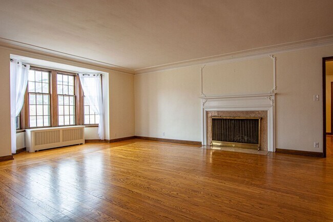 Building Photo - Gorgeous 5 Bedroom / 4.5 Bath Home located right off Happy Hollow Blvd!