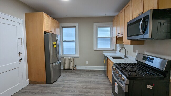 Building Photo - 121 Louis St