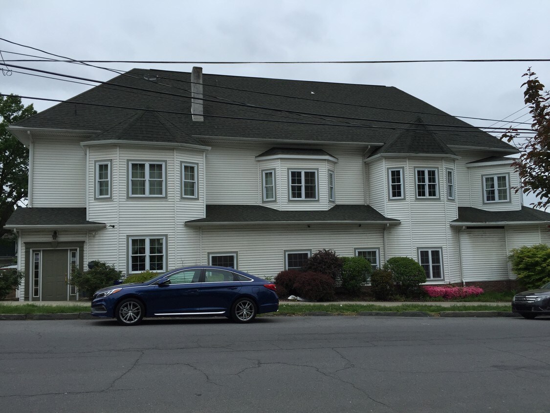 Exterior view of building - 1440 N Washington Ave