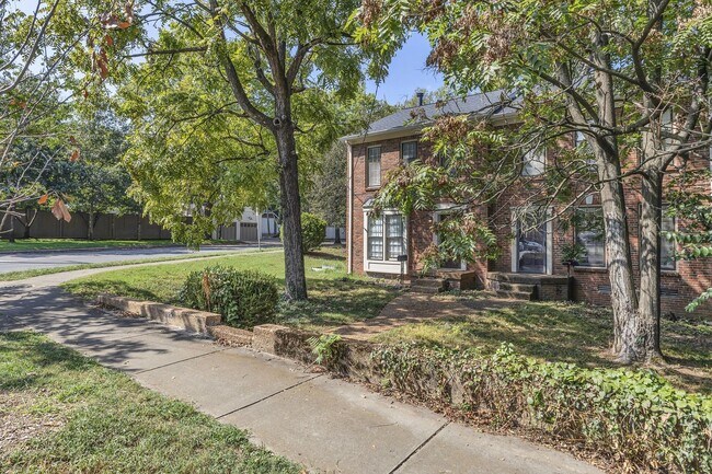 Foto del edificio - Amazing 2BE/2.5BA duplex in the heart of Belmont & Hillsboro Village!