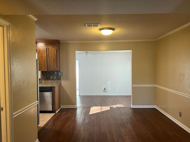 Building Photo - Townhome in N Macon