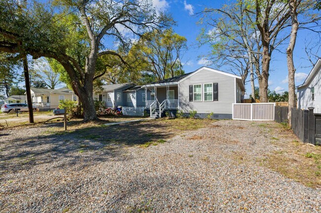 Building Photo - Chic & Modern North Charleston Home with Spacious Backyard