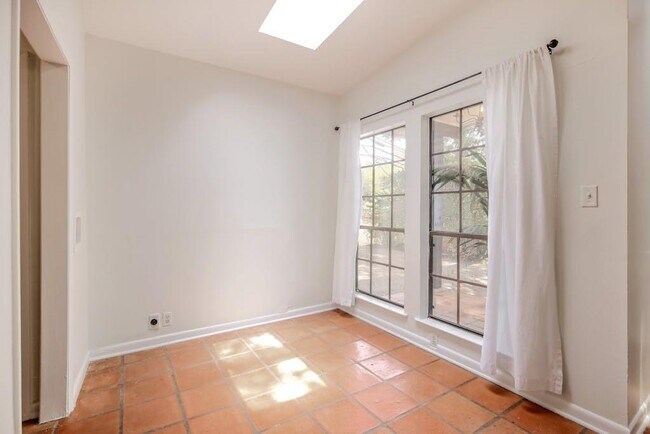 Foto del edificio - 2909 Windsor Rd