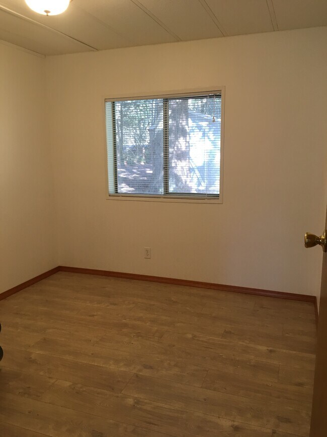 Building Photo - 3142 Y Rd