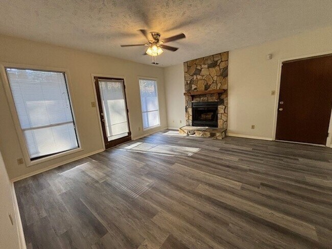 Building Photo - COZY 2 BEDROOM BEAUTY!
