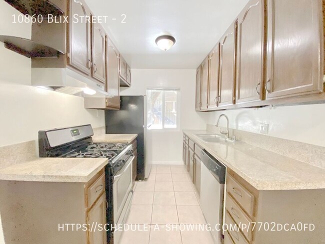 Building Photo - 10860 Blix St