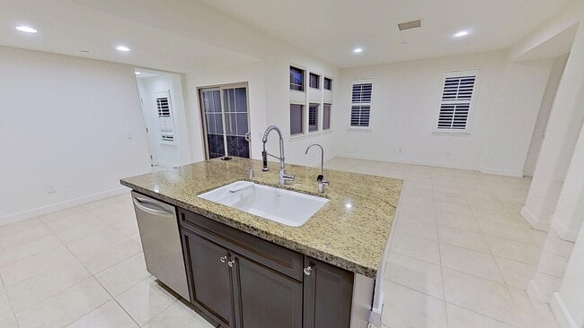 Building Photo - Gorgeous 3 Bedroom 2.5 Bath Townhome - Oce...