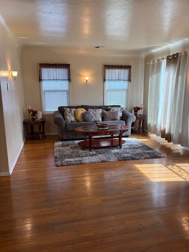 Foto del edificio - Charming 2 bedroom near downtown Modesto- Furnished option available