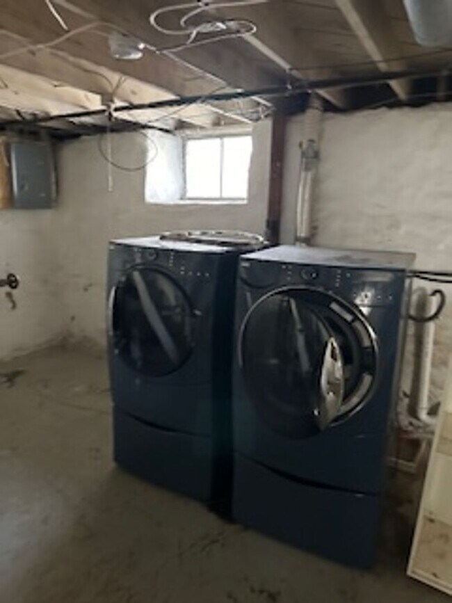 Building Photo - 2 bedroom 1 bath Near The Plaza
