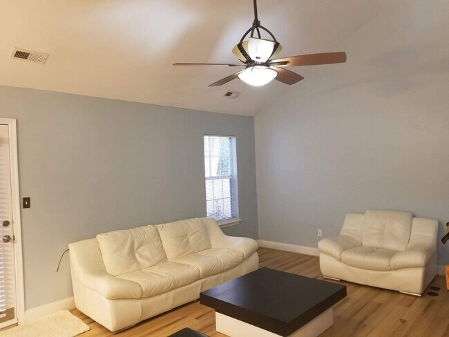 Foto del edificio - Wonderful 3 Bedroom 2 Bath Home with Garage in Quiet Williamsburg Community