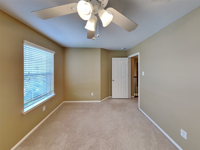 Foto del edificio - 633 Rocky Hollow Ln