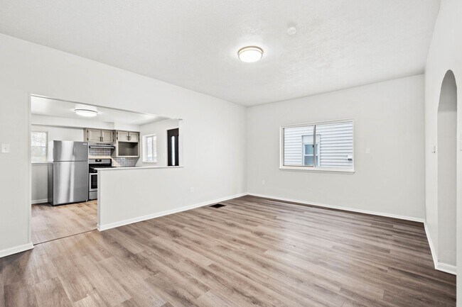 Building Photo - Stunning 4 bedroom in McKees Rocks availab...