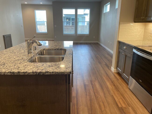 Foto del edificio - NEWLY BUILT 3 BED/2 BATH OPEN CONCEPT HOME...