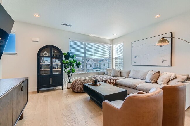 Foto del edificio - 3 Bedroom, 4 Bath Townhome in Broomfield