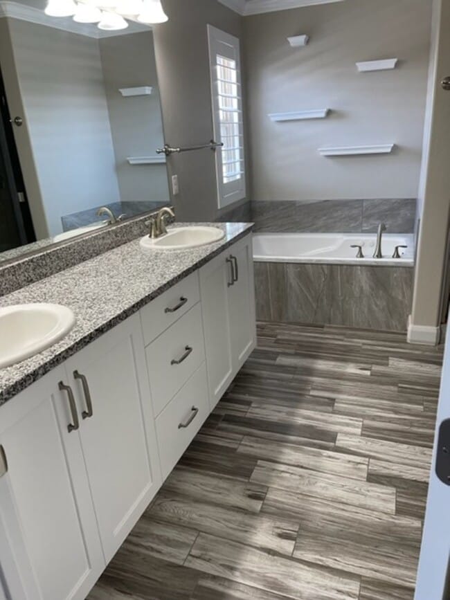 Building Photo - 3 Bedroom Home With Community Pool and Centrally Located