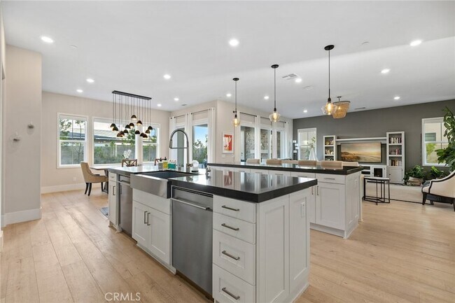 Building Photo - 70 Ray