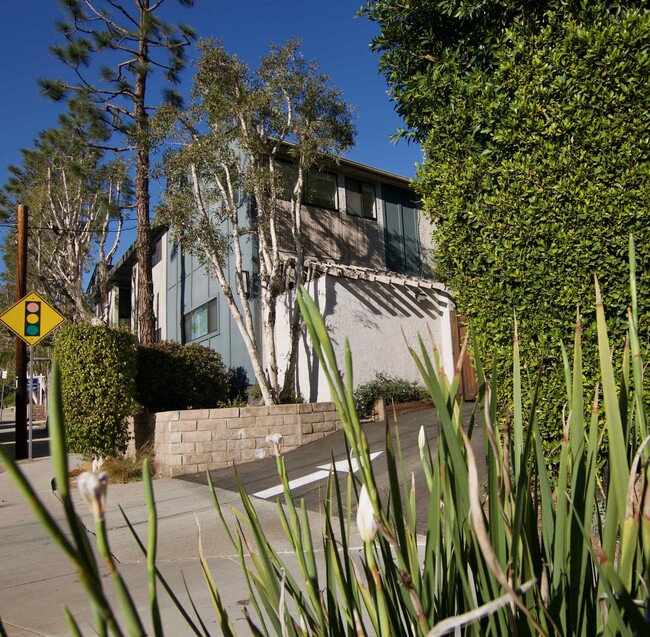 Front - 366 S Barrington Ave
