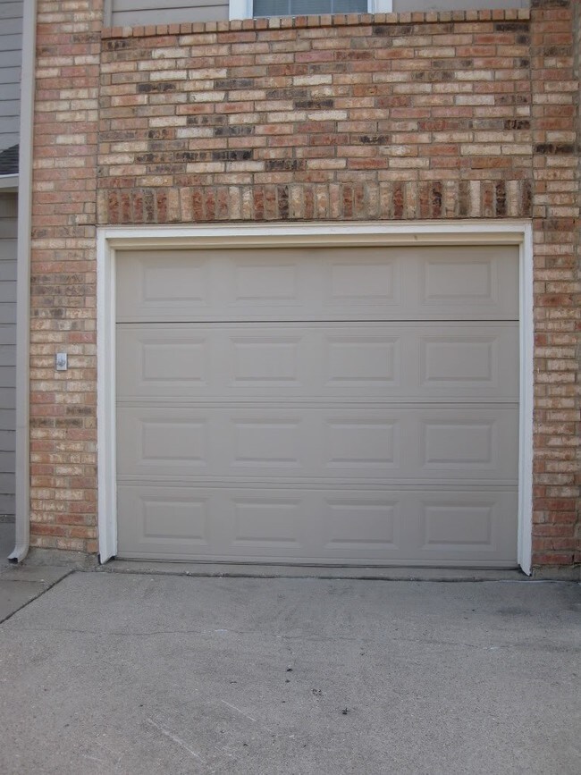 Building Photo - 1700 Amelia Ct