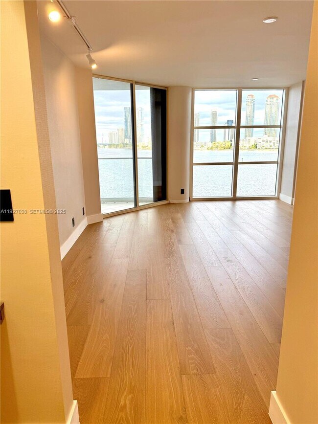 Foto del edificio - 2800 Island Blvd