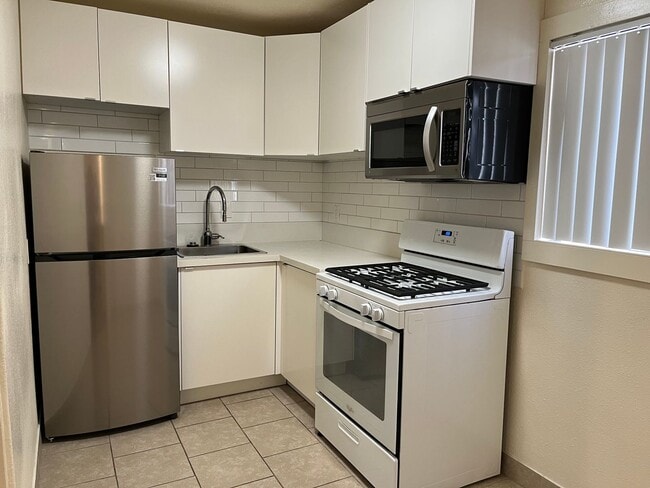 Building Photo - Charming & Spacious Studio – Steps from th...