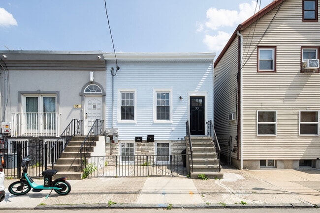 Building Photo - 33 Kossuth St