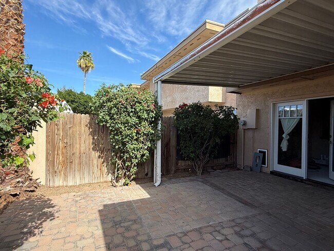 Foto del edificio - Beautiful END UNIT Scottsdale Townhome In The Heart Of Scottsdale