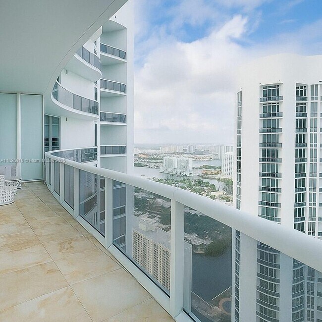 Building Photo - 15811 Collins Ave