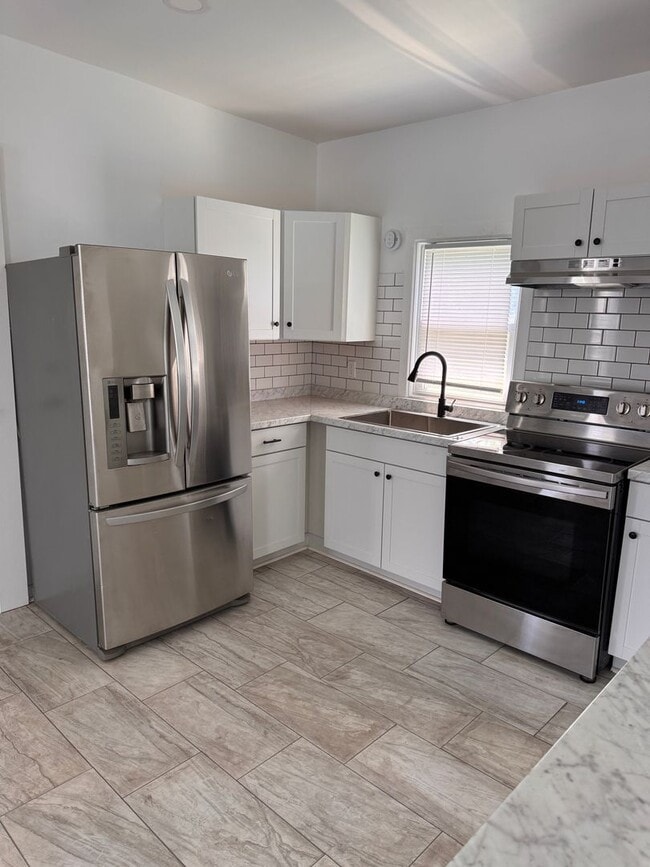 Building Photo - 3 Bedroom || 1 Bathroom Single Family Home